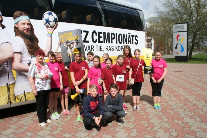 BIĻETE FINĀLam IZCĪNĪTA. Aizkraukles pilsētas sākumskolas 5.a klases komanda.                                     

Autors: no Innas Grahovskas albuma 