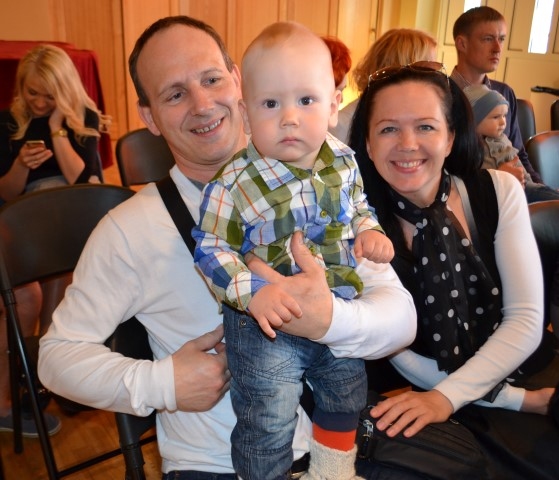 PIRMAIS TIK LIELS SVEIKŠANAS PASĀKUMS. Sumināmo vidū ir arī Babru ģimene — Ligita, Juris un gadu un mēnesi vecais dēliņš Rūdolfs.