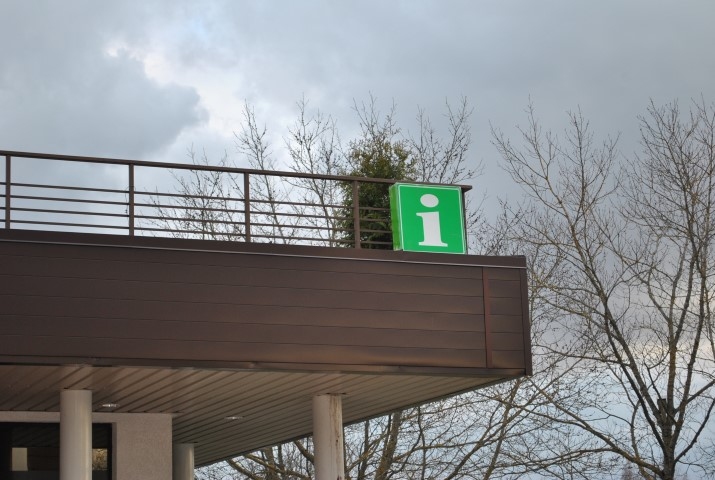 DRAUDZĪGAIS “i”. Virs kultūras nama ieejas redzamā norāde ar “i” burtu tūristiem ir labi pazīstama — tas nozīmē, ka te var iegūt informāciju par tūrisma iespējām novadā. 