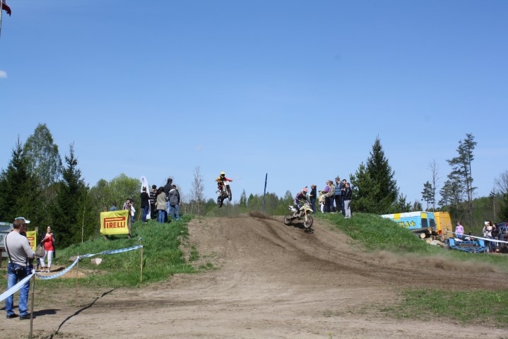 IESPAIDĪGI. “Delveru mototrasē” valdīja ātrums un motobraucēju meistarība.