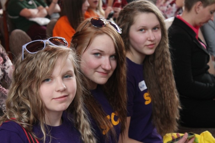 “CEĻOJUMS OZOLZEMĒ” — tajā veda secietes Vita Lazdauska (no kreisās), Sigita Mihoļaškina un Marija Macuļeviča.