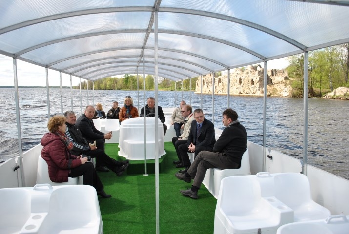 Pēc diskusijas. Deputāti devās izbraukumā pa Daugavu laivā, lai izbaudītu Kokneses puses gleznainos krastus, kā arī novērtētu Kokneses puses žāvētu zivju īpašo garšu.
Autors: Imants Kaziļuns