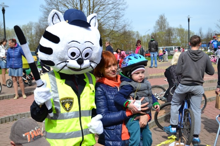 Būs, ko atcerēties. Pie finiša braucējus gaidīja inspektors Runcis Rūdis, un ģimenes steidza iemūžināt mirkli kopīgā bildē.