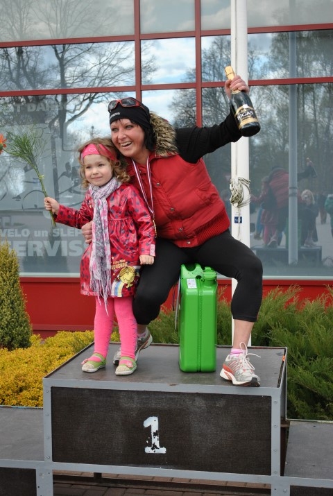 Uzvaras prieks. Aizkraukliete Sarmīte Eizāne bija ātrākā pusmaratona distancē savā grupā.

Autors: Ginta Grincēviča