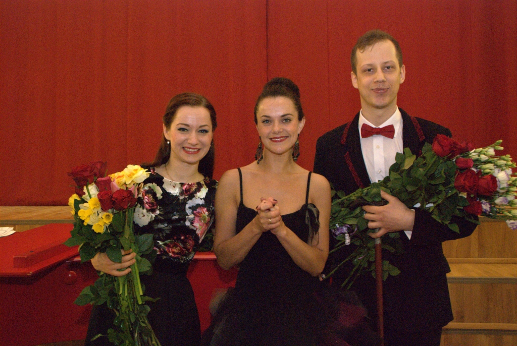 Pavasarīgs trio. Elīna Šimkus (vidū) ar Latvijas Nacionālās operas koncertmeistari Ēriku Apeini un viesbaritonu Rihardu Milleru.
Autors: Aivars Bite