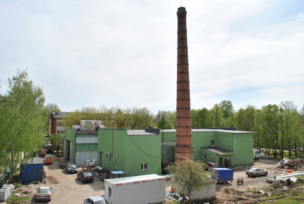Paturot vecos apkures katlus, saglabāts arī lielais skurstenis. Katlumājas teritoriju plāno labiekārtot, ierīkot žogu.