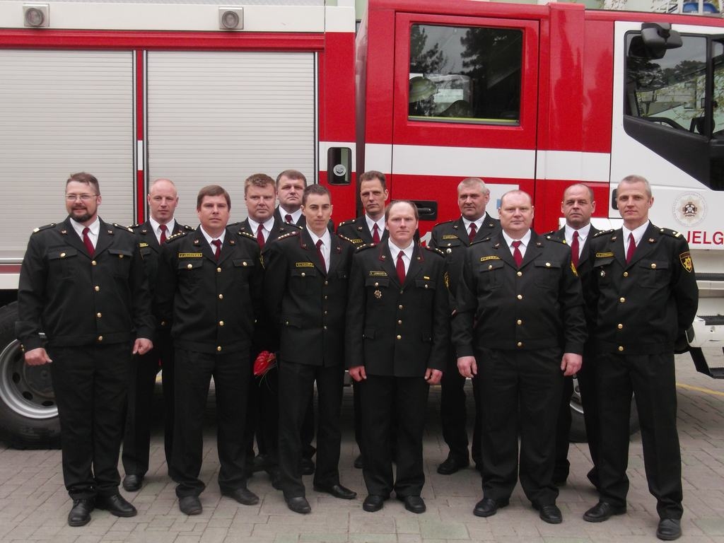 JELGAVĀ PĒC APBALVOŠANAS. VUGD Aizkraukles daļas vadība kopā ar apbalvotajiem darbiniekiem: Armands Skudra (no kreisās), Pļaviņu posteņa komandieris Ingus Krasovskis, Aizkraukles daļas inspektors Jānis Jaudzems, Askolds Kalniņš, Ēriks Ungers, Aizkraukles daļas komandieris Guntars Laukazīle, Nauris Stučka, Kaspars Ļebedevs, Zigmunds Kaulakans, Jānis Znotiņš, Sergejs Savickis un Agnis Zaprauskis. Daļa apbalvoto glābēju palikuši aiz kadra.         
Autors: no Aizkraukles daļas arhīva