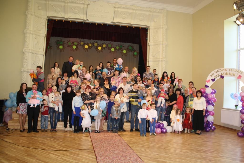 KOPĀ ESAM DAUDZ. Skaists brīdis ģimenēm ir iespēja nofotografēties pasākuma rāmī, kā arī kopbildē. 