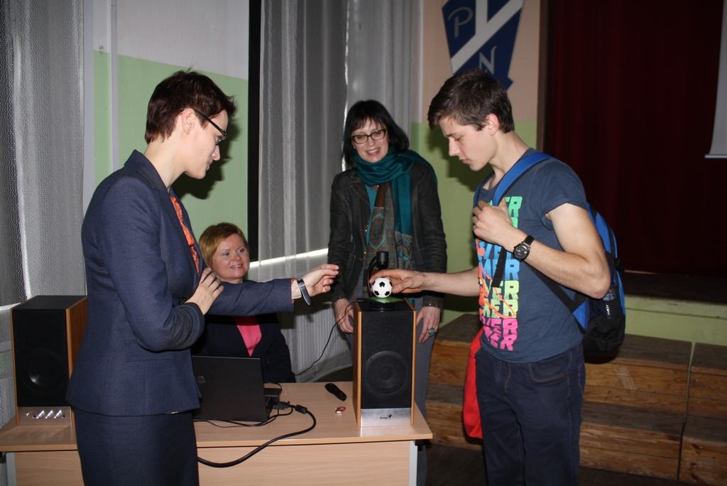 TĀ IR ZINĀTNE! Pļaviņu skolēnus ieinteresēja, kāpēc bumbiņa šajā iekārtā spēj noturēties gaisā un griezties bez atbalsta. No kreisās — zinātnieces Līga Grīnberga, Una Riekstiņa un stipendijas “Sievietēm zinātnē” koordinatore Estere Braķe.