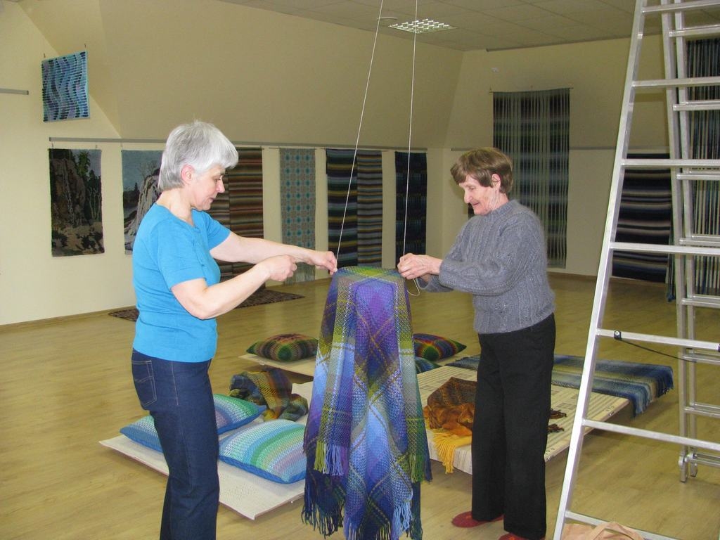 Katram darbam sava vieta. Tautas lietišķās mākslas studijas “Dardedze” vadītāja Ingrīda Ozolniece kopā ar vienu no “Dardedzes” dalībniecēm iekārto ekspozīciju Staburaga saieta namā. 

Autors: Iveta Ločmele