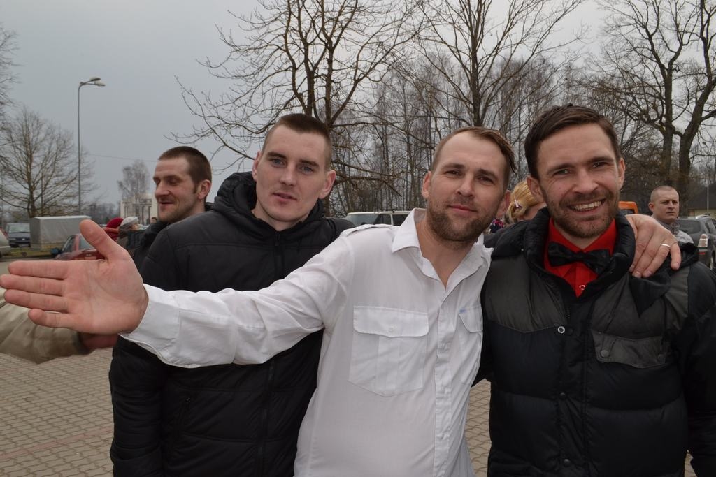 Dziedošie draugi — Ainārs Uzulnieks (no kreisās baltajā kreklā) un Jānis Cielavs.
Autors: no 