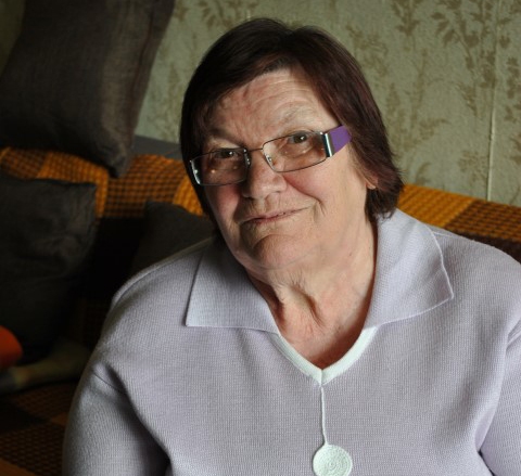 Jubilāre šīgada maijā. Leontīne Tvorogova Daugavas dzelmē esošās skolas laika takas izstaigā ne tikai atmiņās, viņa labprāt pārlapo arī vēstures grāmatas.
Autors: Līga Patmalniece