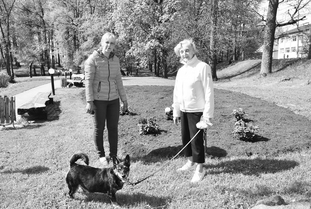 LAI LABI AUG. Jaunos stādījumus aplūko Margita Krūze (no kreisās) un Elza Jakovele.	 
Autors: Imants Kaziļuns