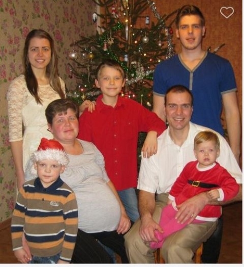 VĒL PIECI. Viena no retajām reizēm, kad visa ģimene sanāk kopā, ir Ziemassvētki. Aizvadītajos Vita bija jaunākās meitiņas gaidībās. 