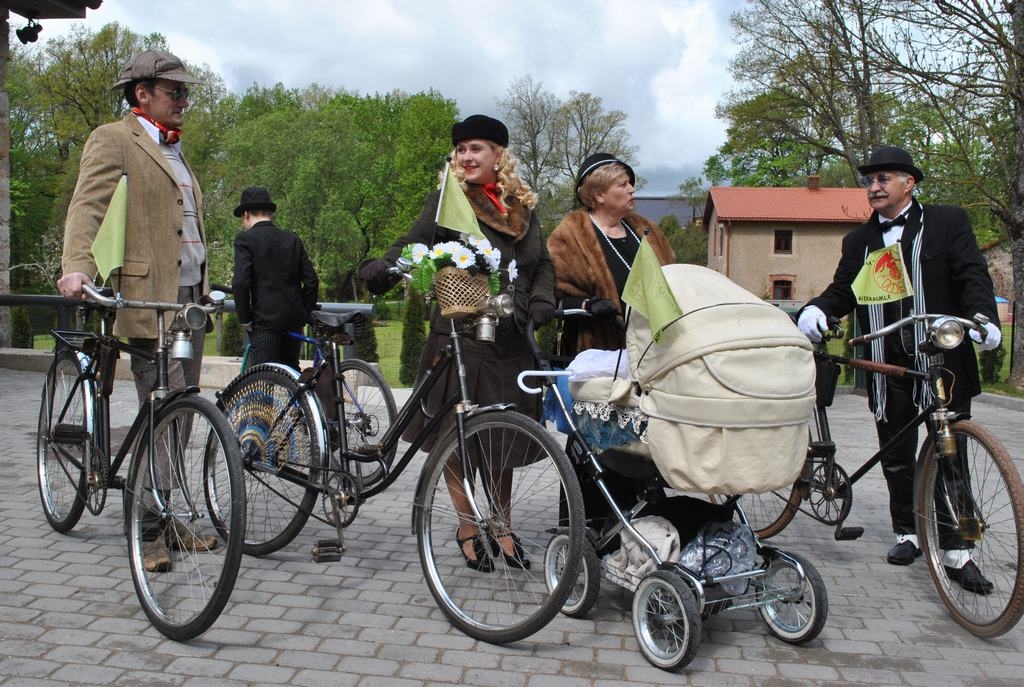 “Tvīda ģimene”. Aizkrauklietis Pēteris Kirilovs Tvīda braucienā Koknesē piedalījies arī iepriekšējos gados un pērn pat ticis pie titula “Tvīda karalis”. Attēlā — šīgada svētkos kopā ar ģimeni. 
Autors: Līga Patmalniece