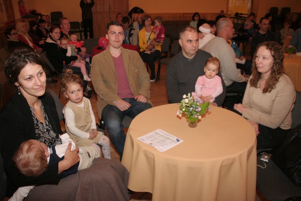 KUPLĀ PULKĀ. Jaunjelgavas novada ģimenes ar pagājušajā gadā dzimušajiem mazuļiem svinīgajā pasākumā Jaunjelgavas kultūras namā.                                                                                                                          
Autors:  Edvīns Boķis