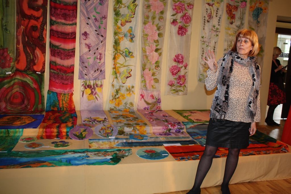 DAUDZ EKSPERIMENTĒTS. “Šogad daudz mēģinājām pludināt krāsas, un šis process bija ļoti aizraujošs un interesants,” stāsta zīda apgleznošanas studijas vadītāja Inese Dembovska. 
Autors: Guna Mikasenoka