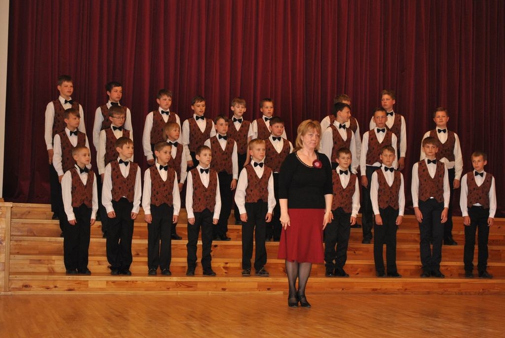 Visiem Kokneses koriem — I pakāpe. Attēlā — kora vadītāja, Ilmāra Gaiša Kokneses vidusskolas skolotāja Inita Asarīte un zēnu koris skatē Aizkrauklē. 