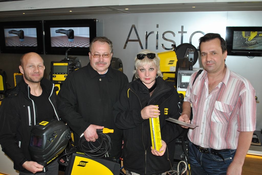 Pircēji un pārdevēji. SIA “Esab” pārstāvis Māris Zvirbulis (no kreisās), SIA “Jards” vadītājs Ainārs Vorslavs, SIA “Baltexim” pārstāve Alla Gora un Andrejs Jakovļevs no SIA “S2”.