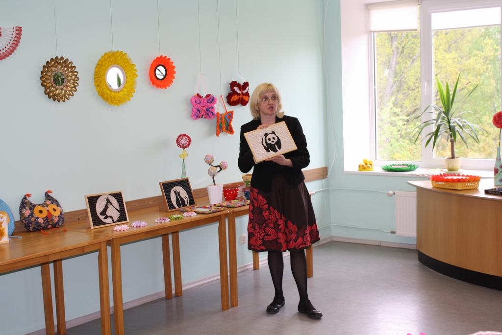 REKORDS. No pupiņām veidotu gleznu ar kaķiem izsoles vadītāja Anta Teivāne pārdeva par 80 eiro.