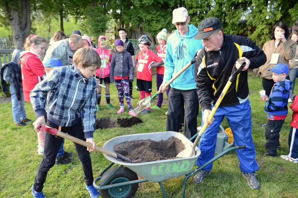 Skrējiena dalībnieki iestādīja ābeles. 
Autors: Imants Kaziļuns