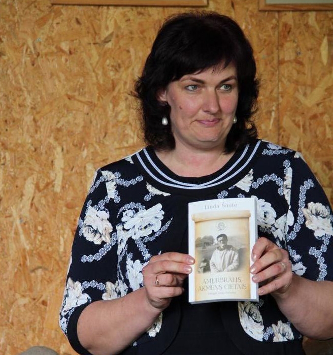 Atlīdzinājums. “Pagājušajā gadā Voldemāram Jākobsonam bija 115 gadu jubileja, un šī grāmata ir kā atlīdzinājums, dāvana viņa dzīves laikā līdz galam īsti nenovērtētajam darbam,” teic autore Linda Šmite.

Autors: Anita Šmite