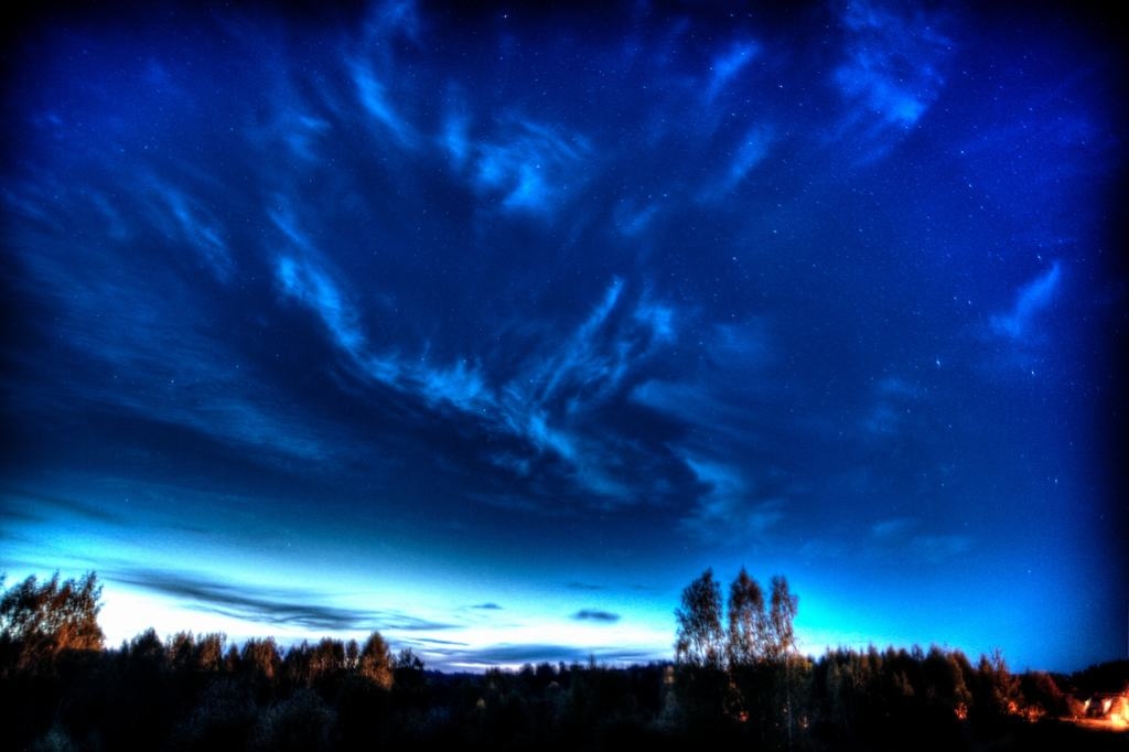 IESPAIDĪGI. Guntis Grandāns starp citiem mākoņu vērotājiem, kuri arī savas fotogrāfijas ievieto interneta mājaslapā www.spacewether.com, esot radījis ažiotāžu. It kā sudrabotajiem esot par agru, tomēr pļaviņietis ir pārliecināts, ka attēlā redzamie ir īstie.                   

Autors: Guntis Grandāns