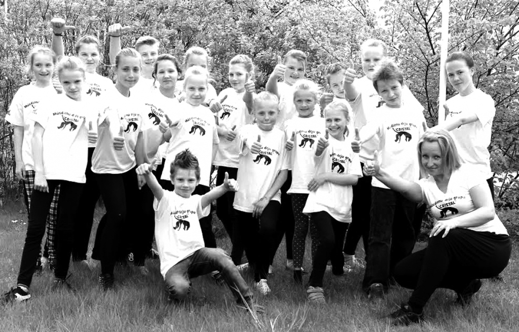 SPILGTI. Dejotāji priecājas par jaunajiem tērpiem. No labās — kolektīva vadītāja Tatjana Zagorska. 

Autors: no deju grupas “Cristal” arhīva