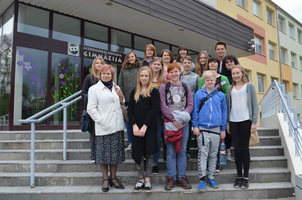 IEPAZĪST AIZKRAUKLI UN LATVIJU. Aizkrauklieši kopā ar viesiem no Norvēģijas un Islandes.

Autors: no Baibas Svenčas albuma 