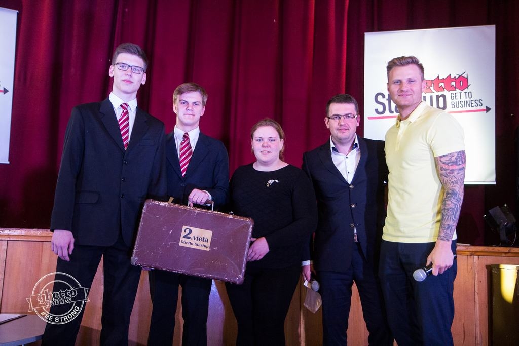 KOMANDA “Nr.1” — Jānis Tipainis (no kreisās), Ēriks Siliņš un Anna Fedotovska kopā ar žūrijas pārstāvi Andri Morozovu un finālspēles vadītāju Renāru Zeltiņu.                                                         
Autors: no “Ghetto Startup” arhīva  