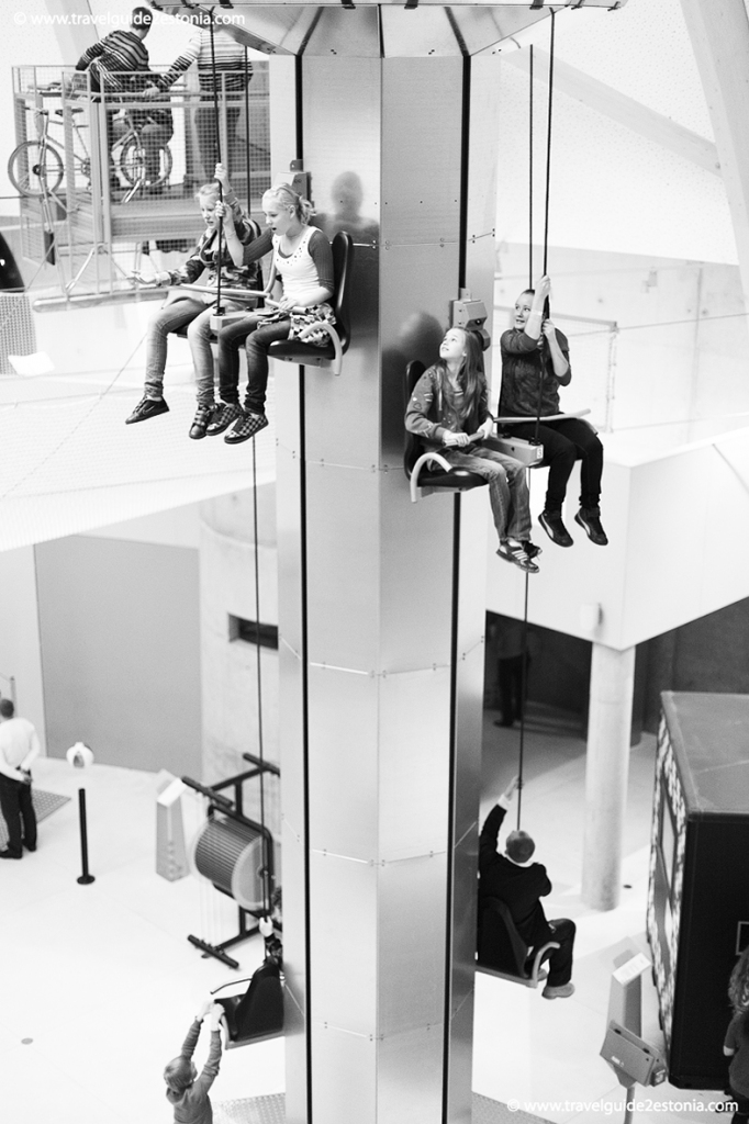 Drosminieki varēja pamēģināt  arī uzbraukt augšā ar krēslu, kur pašam sevi ar virvi jāvelk astoņu metru augstumā.