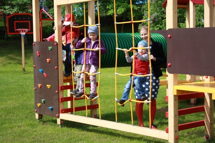 PirmIE sporta pilsētiņā. Bērni ar lielu prieku un nerimstošu aizrautību rotaļājas jaunajā laukumā.