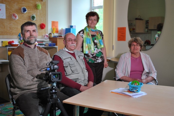 Filmēšana Koknesē. Aivars Lubānietis (no kreisās), Jānis Priede, Lība Zukule un Monika Dzene. Bebrēniete Lība Zukule palīdz apzināt, uzrunāt un satikt Sibīrijas bērnus Kokneses novadā un Jaunjelgavas pusē.
Autors: Līga Patmalniece