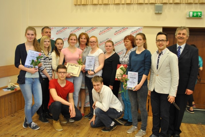 LABĀKIE NO LABĀKAJIEM. “Aktualitāšu konkursa” veiksmīgākie skolēni ar diplomiem, dāvanām un jaunu apņemšanos nākamajā mācību gadā. Attēlā — kopā ar konkursa vadītāju un apbalvošanas ceremonijas viesiem. 
Autors: Evita Apiņa