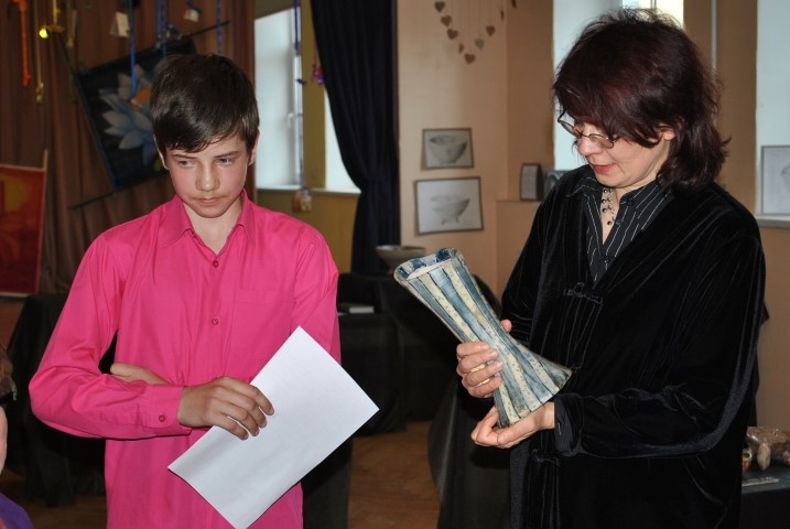 BRĪDIS NO KURSADARBA AIZSTĀVĒŠANAS. Tomam Kalniņam ir izdevusies lieliska vāze — atzīst skolotāja Inguna Skuja. Šīgada absolventu vidū viņš ir vienīgais zēns, turklāt ar labām sekmēm — kursadarba aizstāvēšanā obligātajos un izvēles priekšmetos saņēma astoņas, deviņas un desmit balles. 