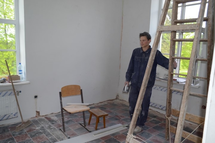 BŪS VAIRĀK VIETAS. Uzņēmuma “Almar pakalpojumi” strādnieks Artis Gobiņš remontdarbu laikā Vīgantes sociālās aprūpes un krīzes centrā.                                           
Autors: Imants Kaziļuns