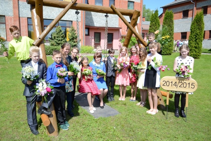 PIRMAIS SKOLAS IZLAIDUMS. Aizkraukles pagasta sākumskolas 4. klase ar audzinātāju Initu Vilciņu. 

Autors: Imants Kaziļuns