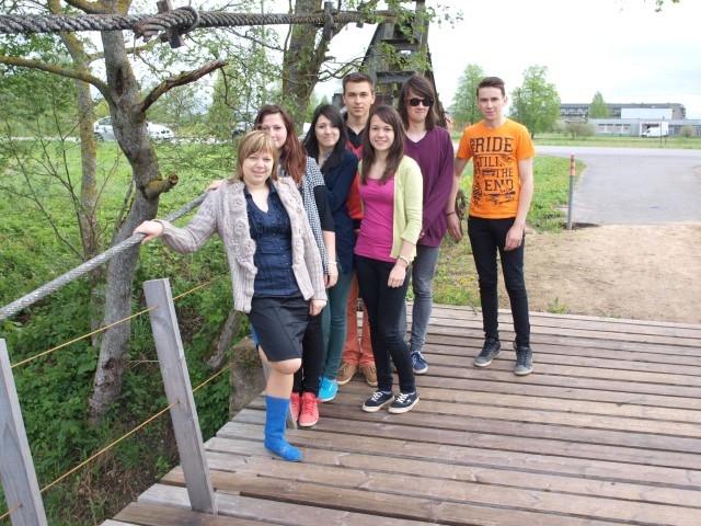 Sproģu pamatskolas pagājušā mācību gada absolventi ar skolotāju Ivetu Murašku (no kreisās). 

Autors: no Sproģu pamatskolas arhīva