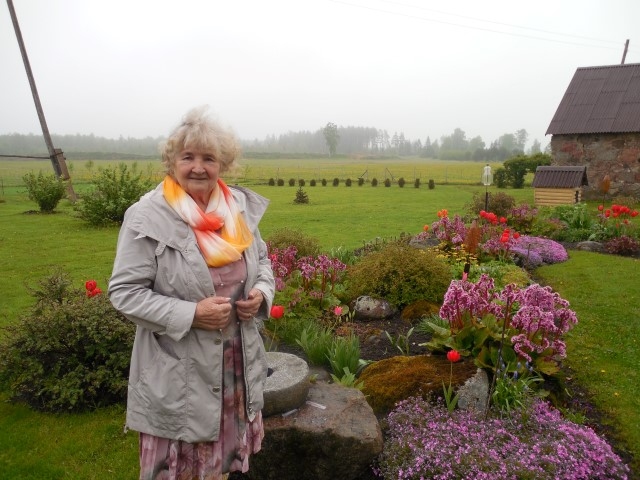 SKAISTA SĒTA. Annas Tīmanes dārzā no agra pavasara līdz vēlam rudenim krāšņi zied puķes. 
Autors: Sandra Pumpure