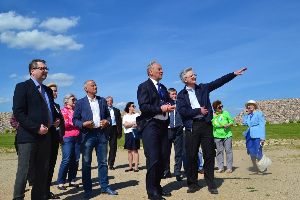 “Tur ir Staburags,” Valsts prezidentam Andrim Bērziņam rāda “Kokneses fonda” padomes priekšsēdētājs Vilis Vītols. 