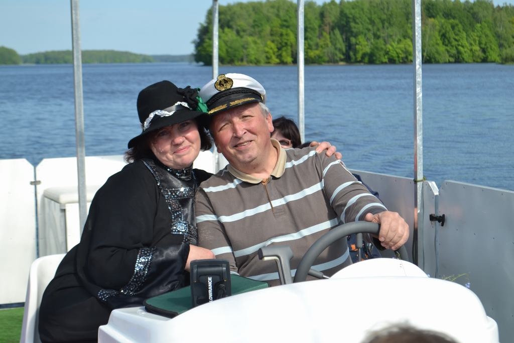 FEJA UZ KUĢA. Kuģīša “Vīgante” kapteinim Egīlam Zīlem šoreiz ir arī palīdze —  Staburaga amatierteātra aktrise Diāna Rutkēviča.
Autors: Ance Liepa