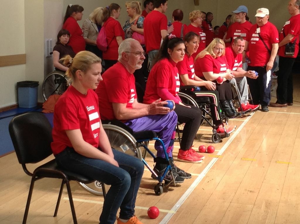 “BOCCIA” spēlē aizkraukliešu komanda — Ieva Petkeviča (pirmā no kreisās), Kristīne Resne (trešā) un Marina Bivainīte (piektā no kreisās).                                                                                                        