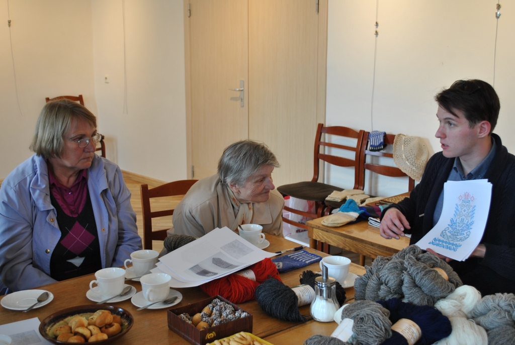 KĀ VEIDOTS RAKSTS — cimdus novērtēja Pļaviņu adītājas. No labās — adīšanas biznesa idejas autors Oto Davidovs. 
Autors: Sandra Pumpure