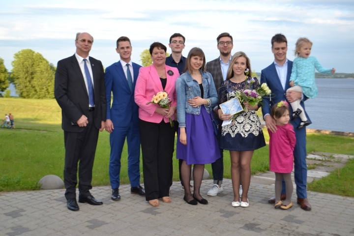 AIZKRAUKLES ATTĪSTĪBAI. Piektā V. Plūmes piemiņas fonda stipendiāte Jolanta Graudone kopā ar Plūmju ģimeni un iepriekšējo gadu stipendiātiem. 
Autors: AIZKRAUKLES ATTĪSTĪBAI. Piektā V. Plūmes piemiņas fonda stipendiāte Jolanta Graudone kopā ar Plūmju 