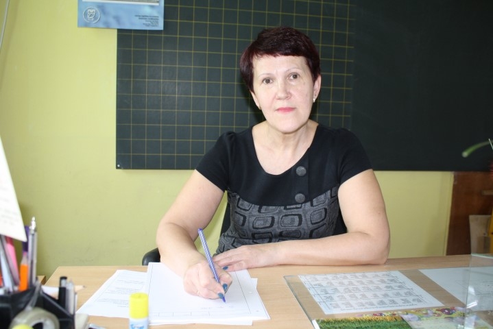 UZTICĪGA JAUNJELGAVAS VIDUSSKOLAI. Līga Leitlande pēc 10. klases vasaras brīvlaikā strādāja “LOTOS” vienībā, kad skolu cēla. “Mēs, skolēni, nesām ķieģeļus, ko mūrēja strādnieki. Tāpēc saku: šo skolu cēlu, beidzu un atgriezos,” teic skolotāja. 