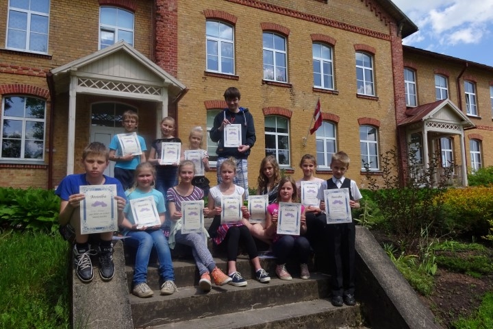 VEICIES VISLABĀK. Sunākstes pamatskolas audzēkņi, kuri aizvadīto mācību gadu beiguši ar labām un teicamām sekmēm.                                                                                  
Autors: no Vitas Liepiņas albuma 