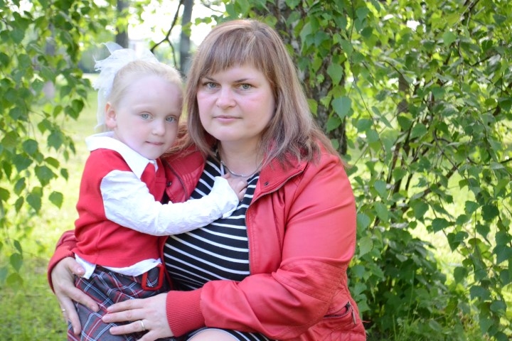 Ar meitiņu Madaru. Ilze Bergmane teic, ka gadi iet uz priekšu tikai “uz papīra”, sirdī tie ir apstājušies otrajā desmitā. 
Autors: Līga Patmalniece