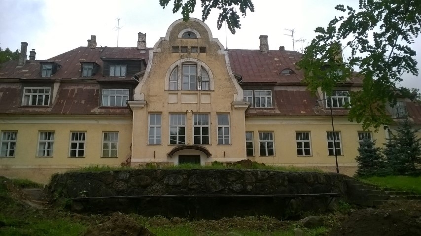 Kungu māja. Divus gadus ēka stāvējusi tukša, nu tajā atgriezīsies rosība.