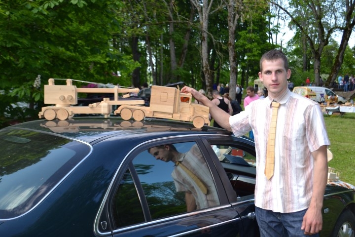 KĀ IZSTĀDĒ. Bērnu sajūsmu un pieaugušo apbrīnu raisa Andra Vegnera darinātā koka automašīna —  smalks un precīzs darbs.
Autors: Ance Liepa