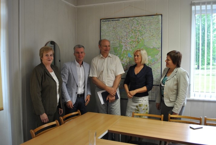 LABĀKO RISINĀJUMU MEKLĒ KOPĀ. Tikšanās laikā Pļaviņu novada domē —   Ināra Briksne (no kreisās), Kristiāns Godiņš, Leons Līdums, Gunta Žilde un Vietalvas pagasta pārvaldes vadītāja Rita Zaharāne. 
Autors: Sandra Pumpure